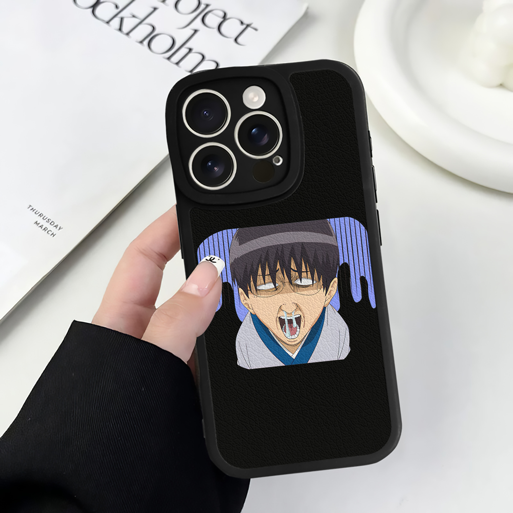 （画像用） ぎんたま 坂田銀時（さかたぎんとき） 神楽 志村新八（しむら しんぱち） GINTAMA Sakata Gintoki Kagura Shimura Shinpachi 【iPhone 16シリーズ対応】シリコンスマホケース（レザー調） 材質：シリコン